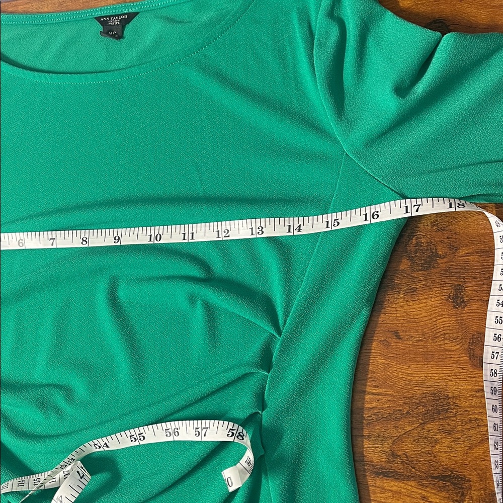 Ann Taylor Vibrant Green Blouse. Size Medium Petite. - Picture 8 of 9